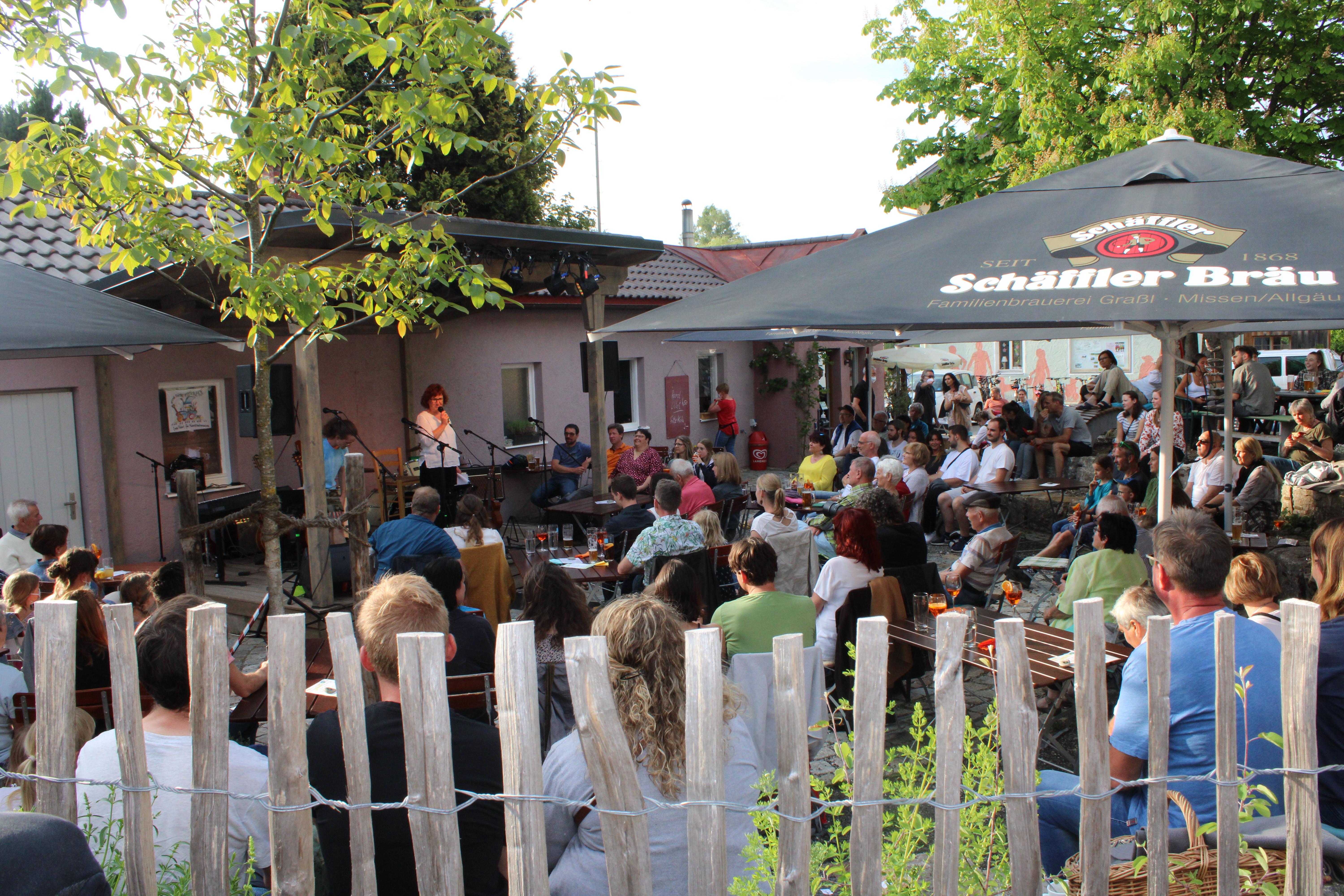 Veranstaltungen im Oberallgäu: Kultur am Gleis präsentiert Stand-up-Comedy im Bahnhofsgarten - Kultur am Gleis präsentiert Stand-up-Comedy