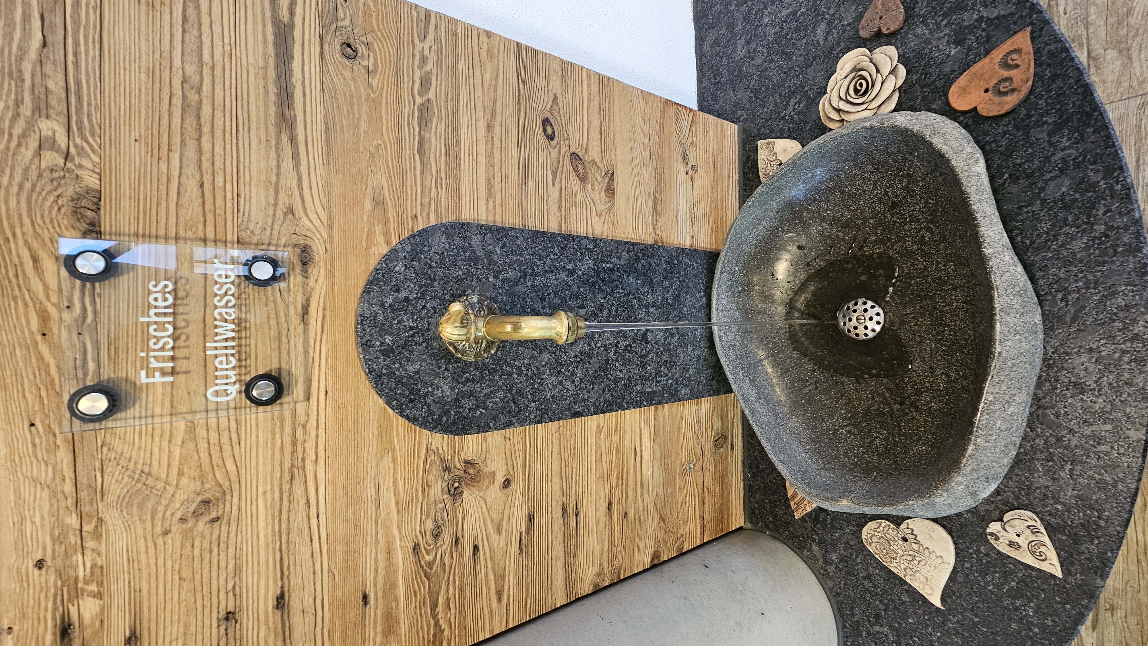 Unterkunft im Allgäu: Trink-Quelle in der Lobby - Naturhotel Café Waldesruhe