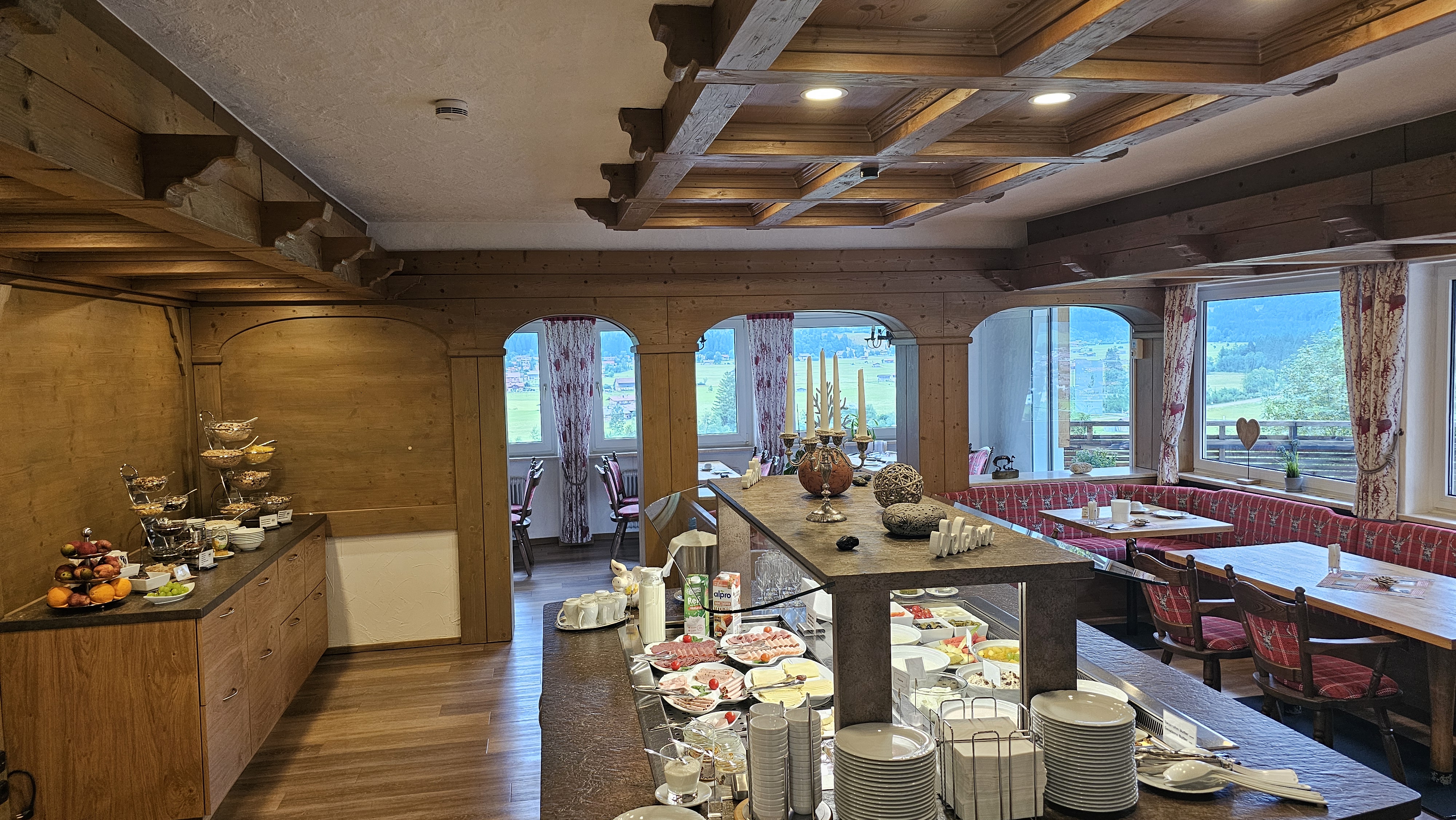 Unterkunft im Allgäu: Frühstücksbuffet mit bester Aussicht - Naturhotel Café Waldesruhe