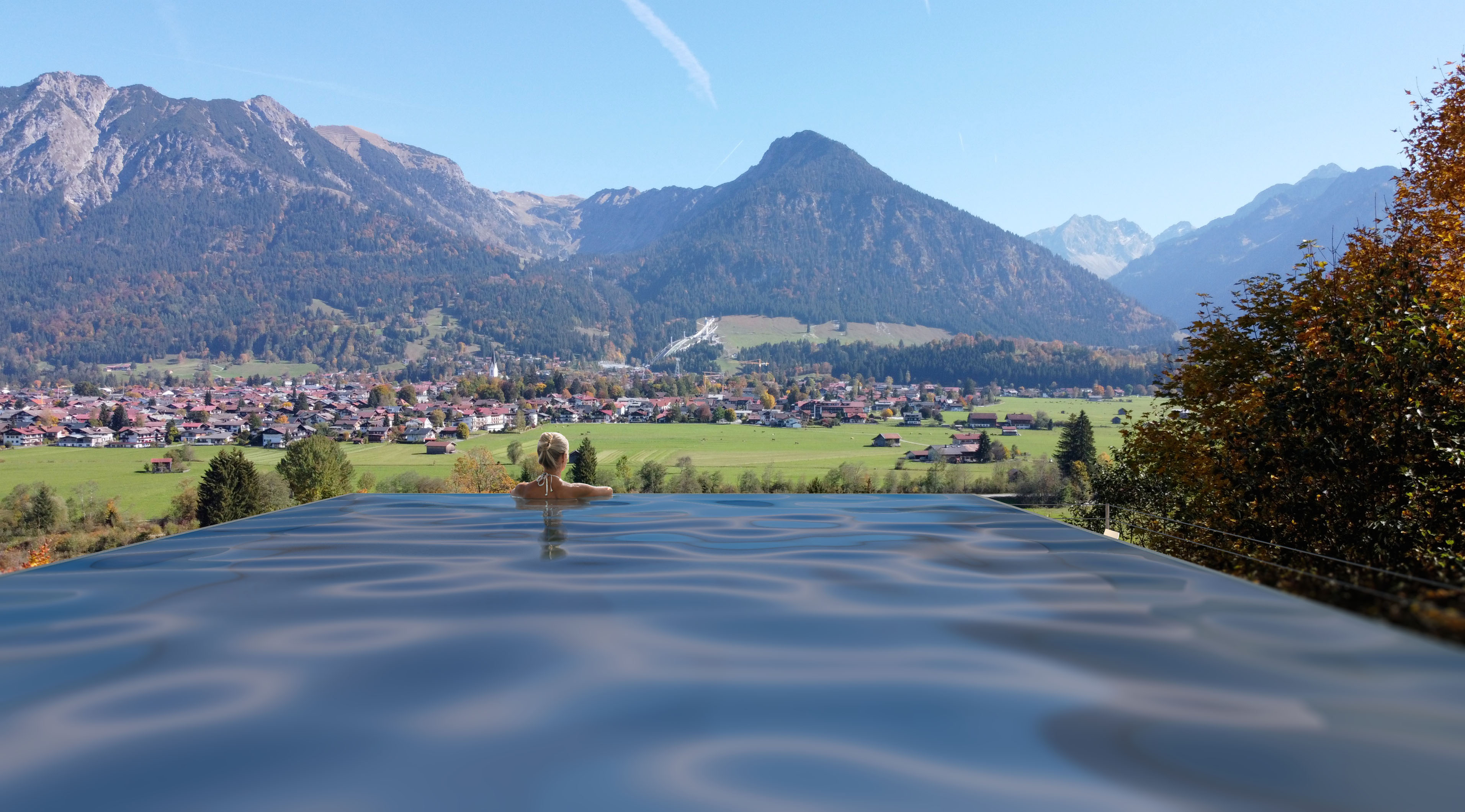 Unterkunft im Allgäu: Infinity Pool mit Blick auf Oberstdorf - Naturhotel Café Waldesruhe